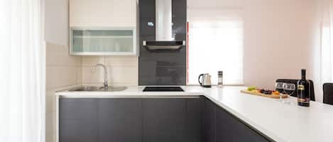 Appartement (A1) | Cuisine privée | Réfrigérateur, four à micro-ondes, un four, surface de cuisson