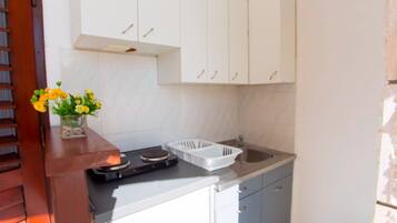 Apartment (A2) | Eigene Küche | Kühlschrank, Herdplatte, Kochgeschirr/Geschirr/Besteck