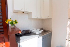 Apartment (A2) | Eigene Küche | Kühlschrank, Herdplatte, Kochgeschirr/Geschirr/Besteck