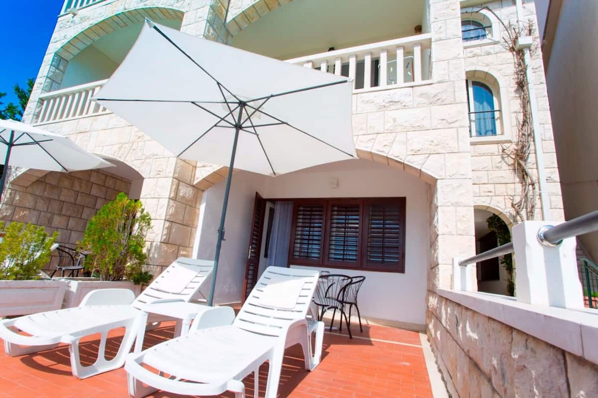 Room (S3) | Terrace/patio