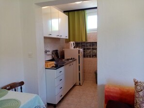 Appartement (A2) | Cuisine privée | Réfrigérateur, surface de cuisson, cafétière à espresso