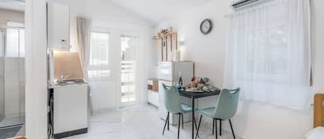 Studio (A2) | Cuisine privée | Réfrigérateur, plaque de cuisson