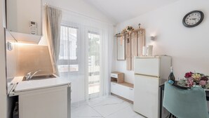 Eine moderne Küche mit Backofen, Spüle und einem Essbereich mit Tisch und Stühlen.