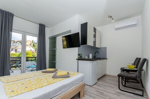 Studio (A1) | Private kitchen | Fridge, stovetop, espresso maker, electric kettle - Apartments Bartz (Jelsa)