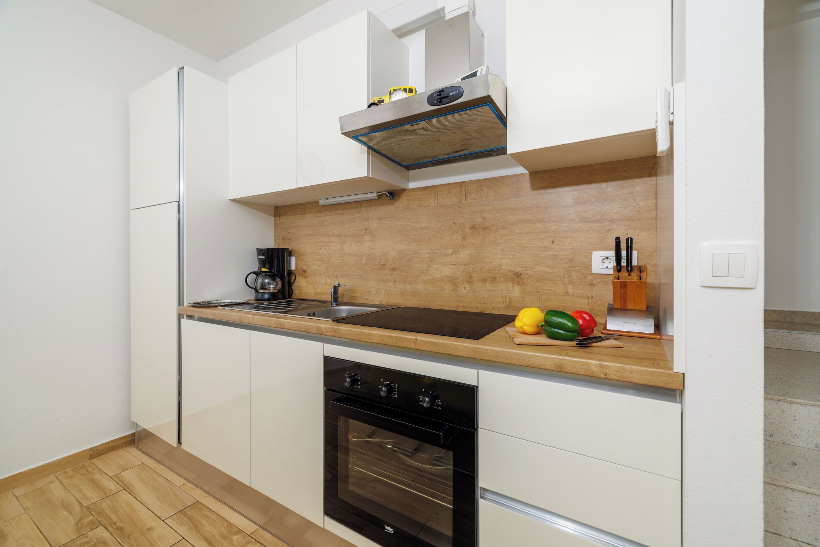 Apartamento (A1) | Cozinha privada | Geladeira, cooktop, máquina de café expresso, chaleira elétrica