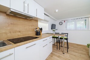 Estúdio (A2) | Cozinha privada | Geladeira, cooktop, máquina de café expresso, chaleira elétrica