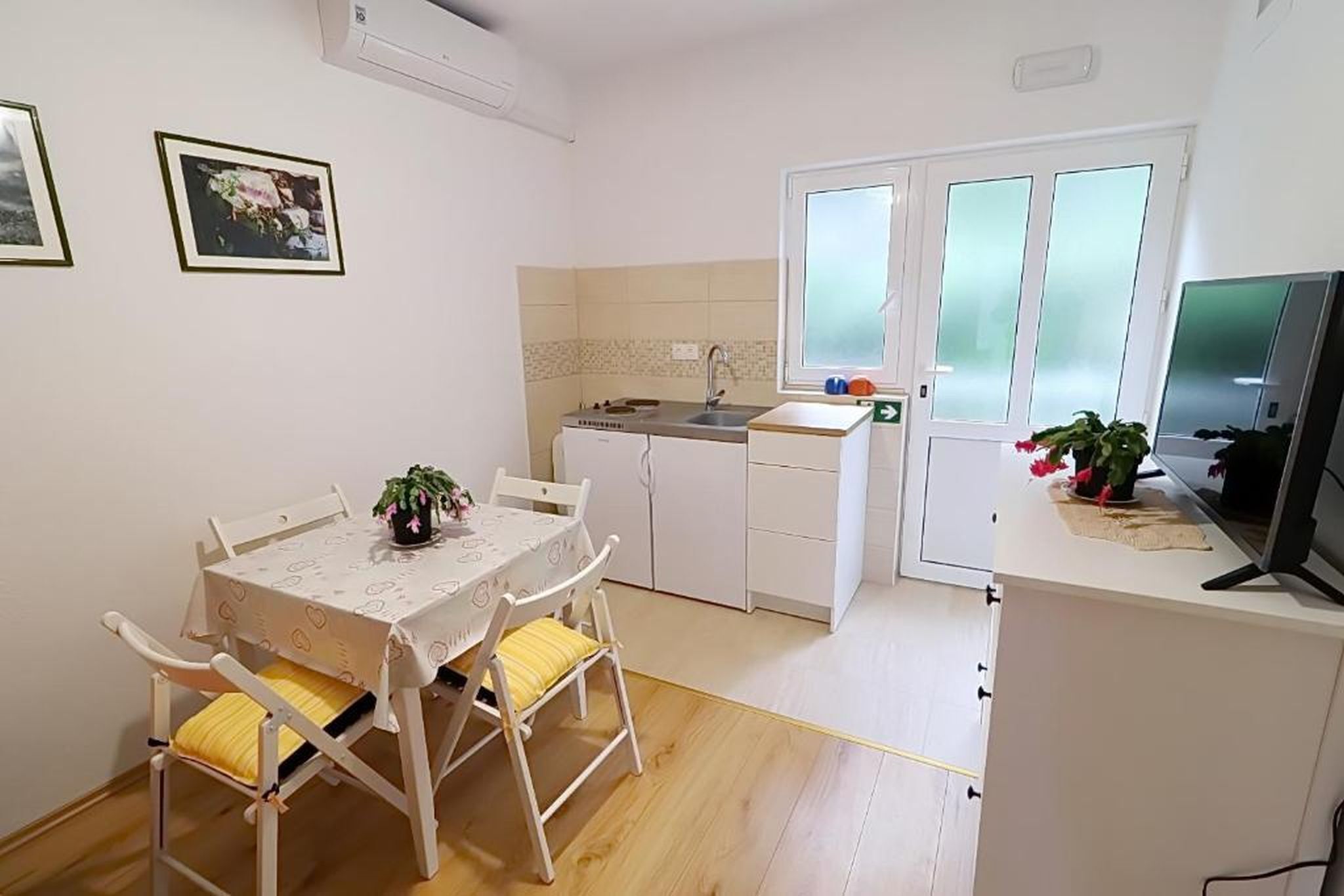 Apartamento (A3) | Cozinha privada | Geladeira, cooktop, chaleira elétrica