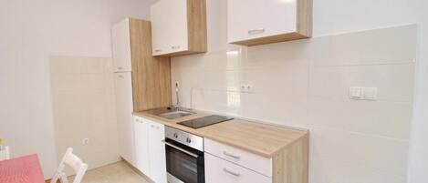 Apartment (A1) | Eigene Küche | Kühlschrank, Herdplatte, Wasserkocher, Kochgeschirr/Geschirr/Besteck