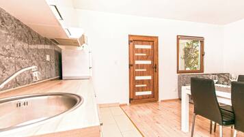 Apartment (A1) | Eigene Küche | Kühlschrank, Herdplatte, Kochgeschirr/Geschirr/Besteck, Gefrierschrank