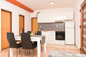 Refrigerador, placa de cocina, utensilios de cocina, freezer