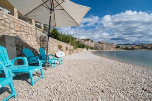 Beach nearby, beach towels - Apartments Sol Desire (Novalja)