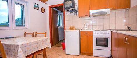 House | Private kitchen | Fridge, oven, stovetop, espresso maker