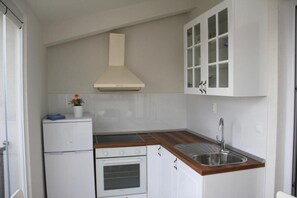 Studio (A3) | Private kitchen | Fridge, espresso maker, electric kettle, cookware/dishes/utensils - Apartments Adriona (Makarska)