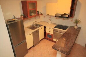 Apartment (A1) | Eigene Küche | Kühlschrank, Ofen, Herdplatte, Geschirrspüler