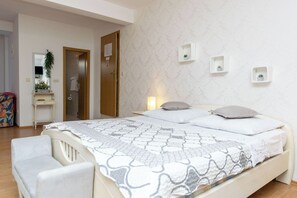 Studio (A2) | Living room | DVD player - Apartments Knez (Podstrana)
