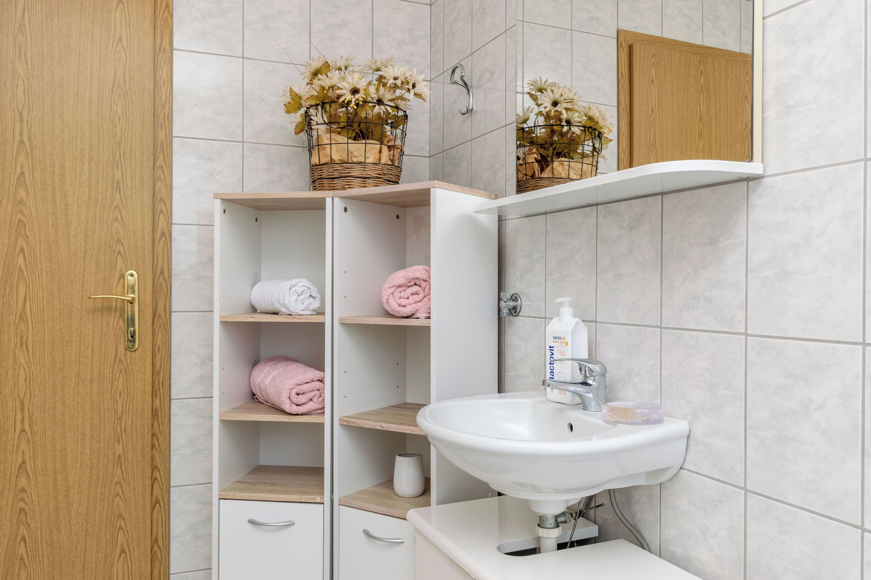 Apartment (A1) | Bathroom | Bathtub, towels, soap, toilet paper
