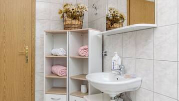 Apartment (A1) | Bathroom | Bathtub, towels, soap, toilet paper