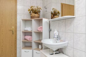 Apartment (A1) | Bathroom | Bathtub, towels, soap, toilet paper - Apartments Knez (Podstrana)