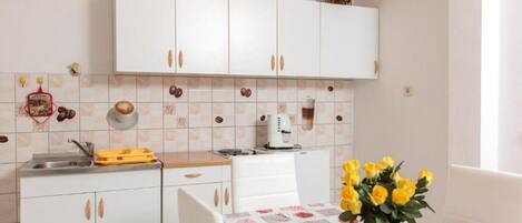 Apartment (A1) | Eigene Küche | Kühlschrank, Mikrowelle, Herdplatte, Espressomaschine
