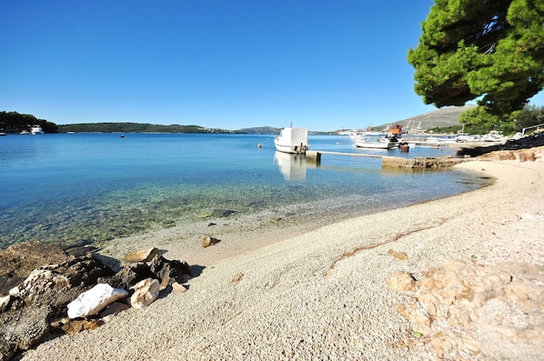 Beach nearby - Apartments Mirjana (Trogir)