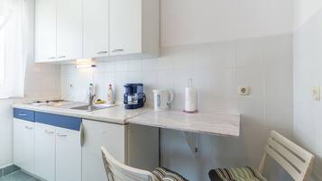 Apartamento (A1) | Cozinha privada | Geladeira, cooktop, máquina de café expresso, chaleira elétrica