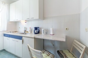Apartamento (A1) | Cozinha privada | Geladeira, cooktop, máquina de café expresso, chaleira elétrica