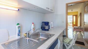 Refrigerador, placa de cocina, cafetera expreso, tetera/pava eléctrica