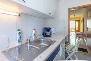 Private kitchen - Apartments Mirjana (Trogir)