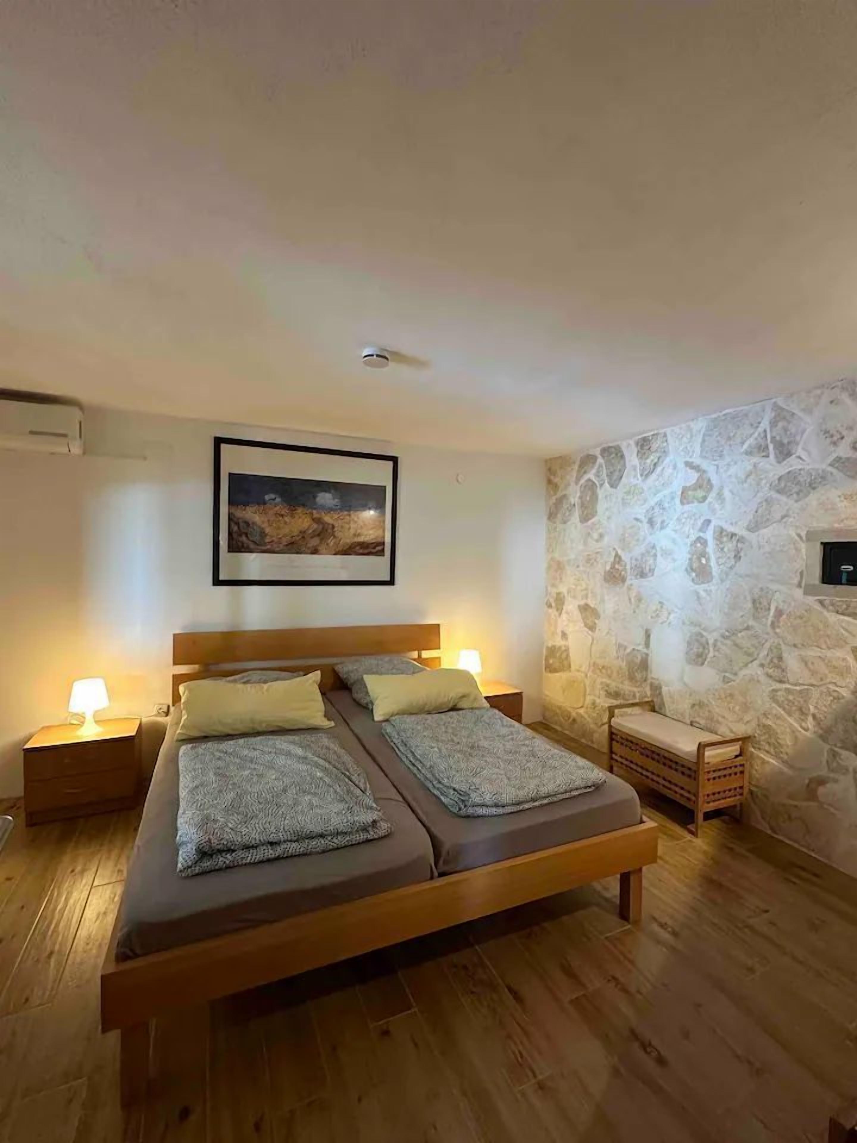 House | In-room safe, free WiFi