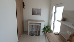 Eine moderne Küche mit Holzarbeitsplatte, Spüle und einer Bar mit Barhocker.