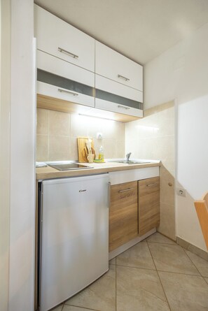 Studio (A5) | Eigene Küche | Kühlschrank, Herdplatte, Wasserkocher, Kochgeschirr/Geschirr/Besteck