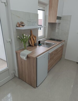 开间 (A4) |   私人厨房 | 冰箱、炉灶、电热水壶、厨具/餐具