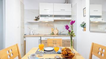 Apartment (A6) | Dining