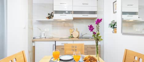 Apartment (A6) | Dining
