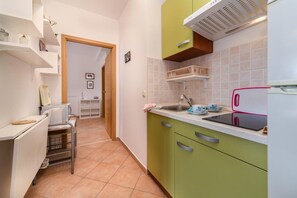 Apartment (A1) | Private kitchen | Fridge, microwave, stovetop, electric kettle - Apartments Palma (Baska Voda)