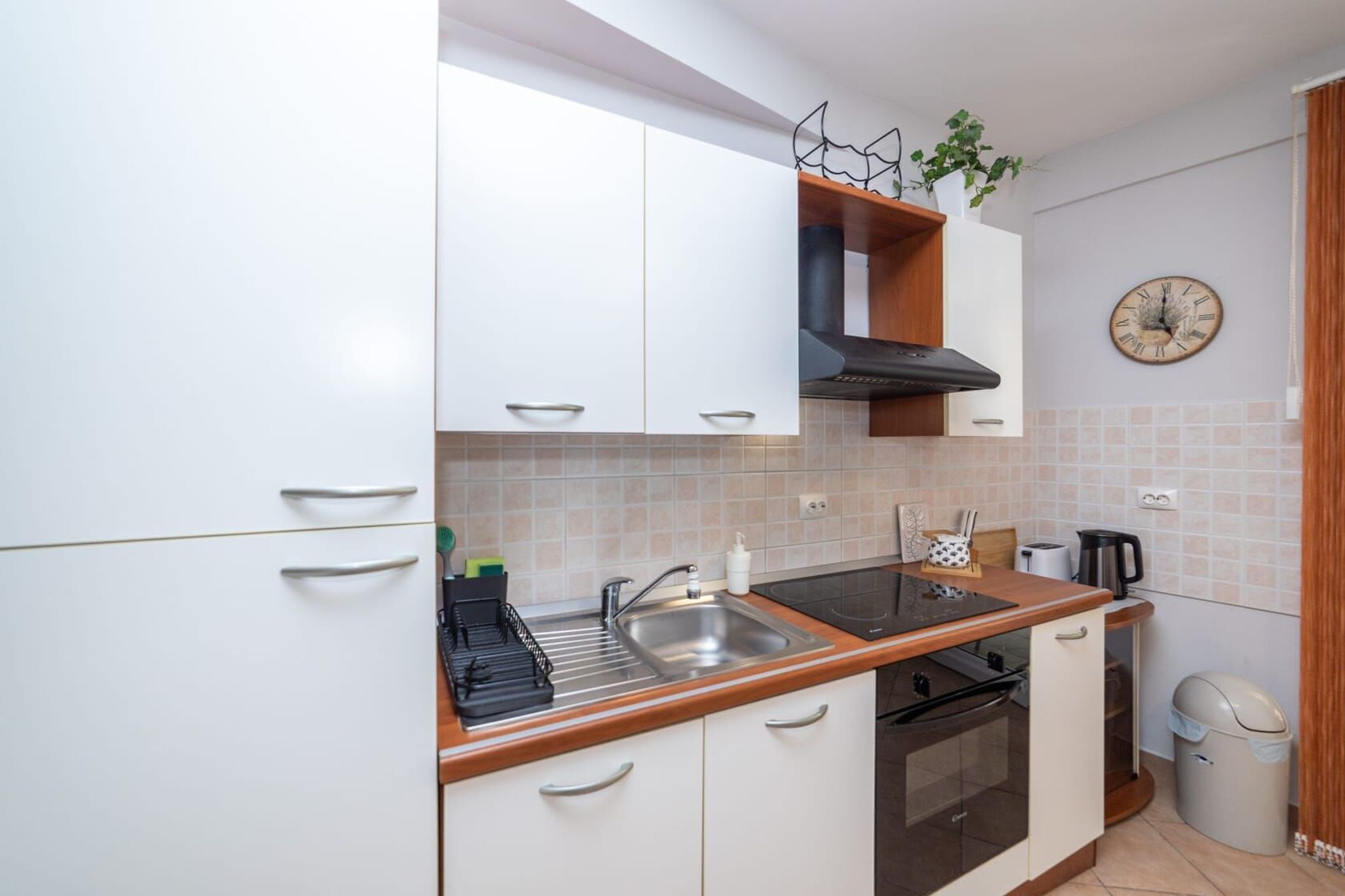 Studio (A3) | Private kitchen | Fridge, microwave, stovetop, electric kettle