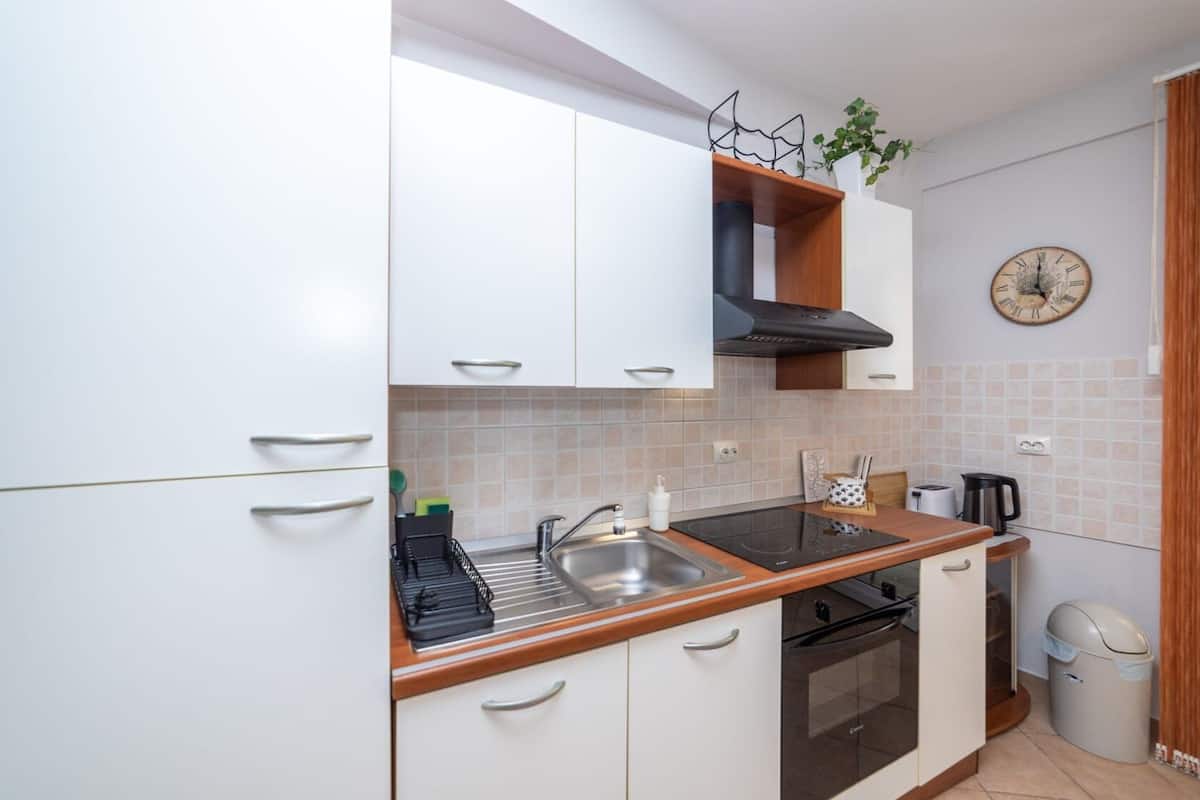 Studio (A3) | Private kitchen | Fridge, microwave, stovetop, electric kettle