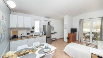 Apartment (A2) | Eigene Küche | Espressomaschine, Kühlschrank, Mikrowelle, Herdplatte
