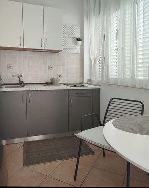 Studio (A4) | Private kitchen | Fridge, microwave, stovetop, electric kettle - Apartments Palma (Baska Voda)