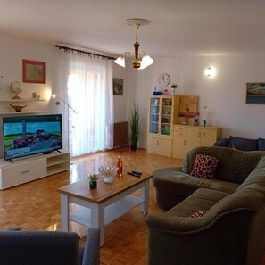 A living room with a television, sofa, coffee table, and a cabinet. - Apartment Sunset Lina (Pula)
