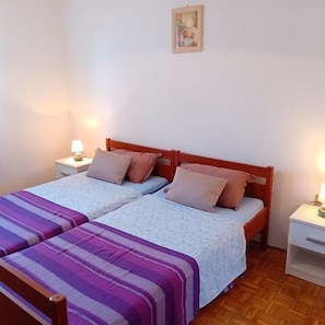 A room with two beds, each with a nightstand and a lamp. - Apartment Sunset Lina (Pula)