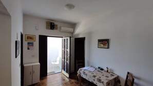 Una cucina con tavolo, sedie e frigorifero.