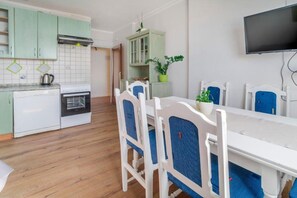 Lejlighed (A1) | Privat køkken | Køleskab, mikrobølgeovn, ovn, kogeplade