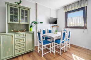 Appartement (A1) | Cuisine privée | Réfrigérateur, micro-ondes, four, plaque de cuisson