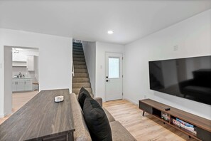 House, Multiple Beds, Patio, Garden View (Rivers Edge Retreat) | Living area - Rivers Edge Retreat For 10ppl (Dayton)