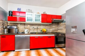 Apartamento (A1) | Cozinha privada | Geladeira, micro-ondas, fogão, cooktop