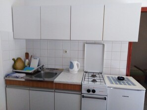 Fridge, stovetop, electric kettle, cookware/dishes/utensils - Apartments Tomy (Medulin)
