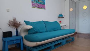 Room (S1) | Living room