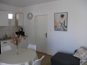 Appartement (A1) | Privékeuken | Een koelkast, een magnetron, een oven, een kookplaat