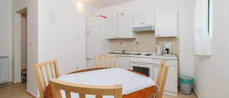 Apartment (A5) | Eigene Küche | Kühlschrank, Ofen, Herdplatte, Kochgeschirr/Geschirr/Besteck